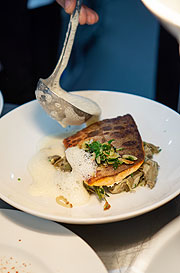 buffet Kull bar Rooftop Pop Up - Gegrillter Loup de mer mit Artischocken, Zitrusgremolata & Beurre blanc (©Foto. K&W)